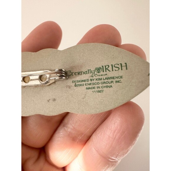 Irish lover’s knot ceramic brooch pin - Picture 6 of 7